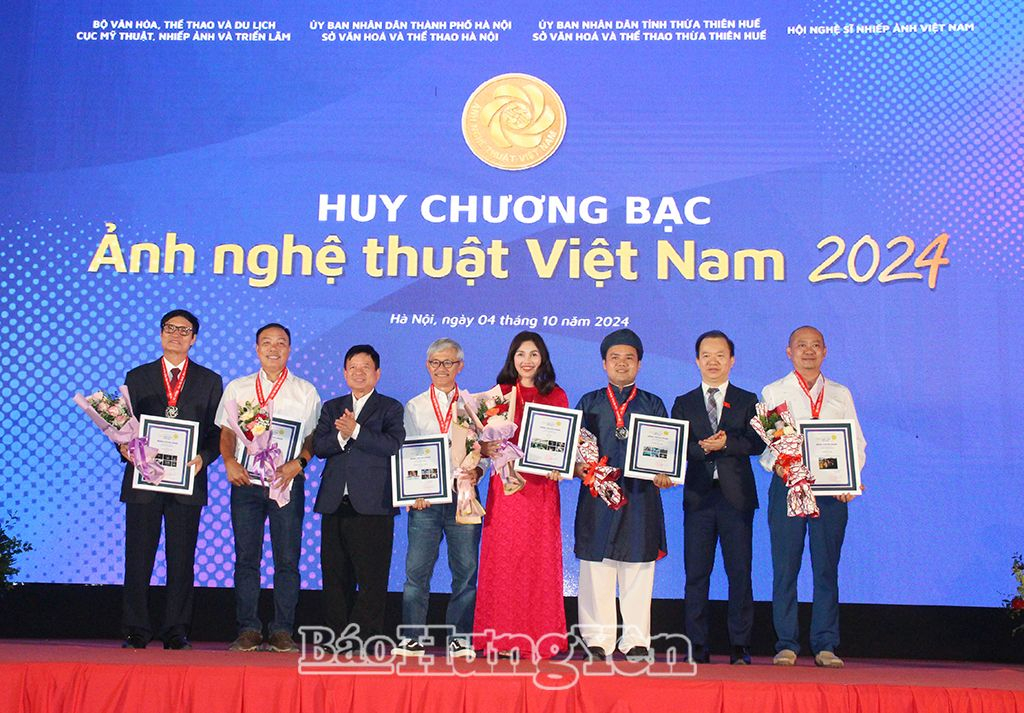 Nghệ sĩ nhiếp ảnh Nguyễn Khắc Hào cùng các tác giả nhận Huy chương Bạc tại Cuộc thi và Triển lãm Ảnh nghệ thuật Việt Nam năm 2024